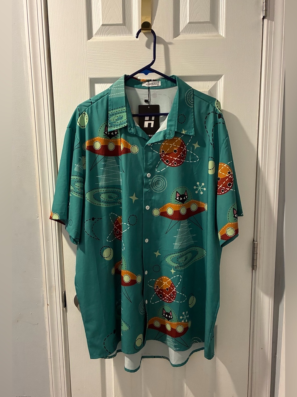 Hawalili Women’s Black Cat Outer Space Themed Button Down Shirt. Size 3X. $8